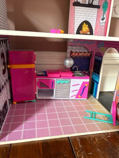 LOL dollhouse and over 15 dolls over various sizes