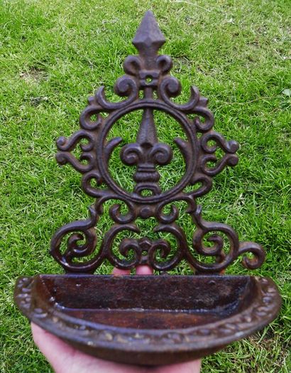 Antique Victorian cast iron wall mounted bird bath bird feeder