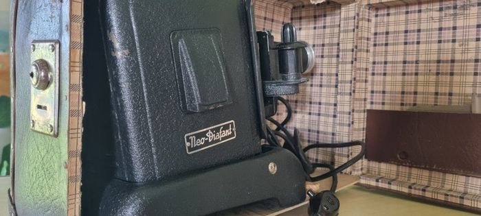 Vintage Neo-Diafant projector