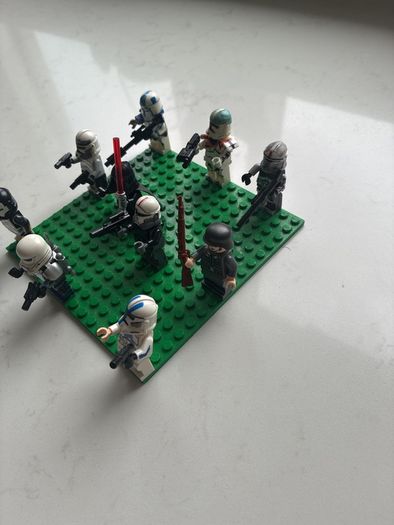 10 LEGO figures