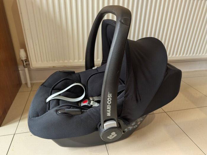 Maxi Cosi Tinca car seat and Iso Base