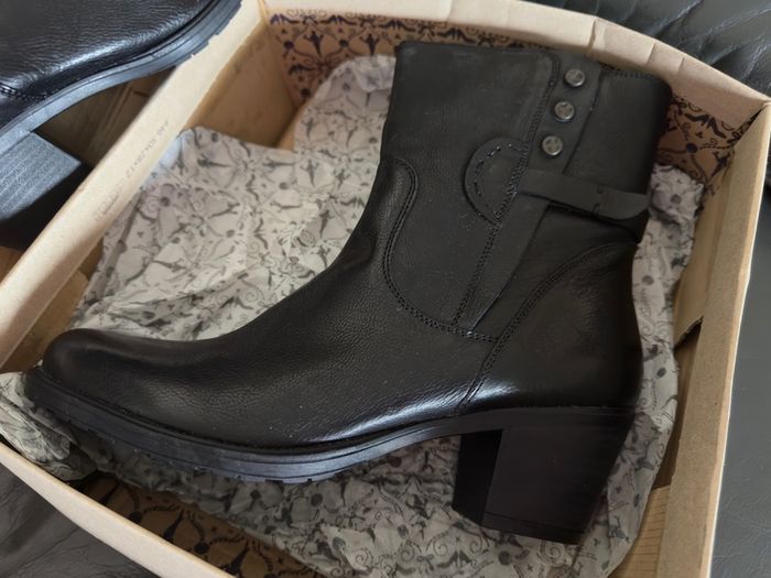 Clarks Women's Maymie Skye Strap Zip Ankle Boot in black leather. UK 8