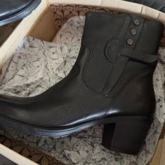 Clarks Women's Maymie Skye Strap Zip Ankle Boot in black leather. UK 8