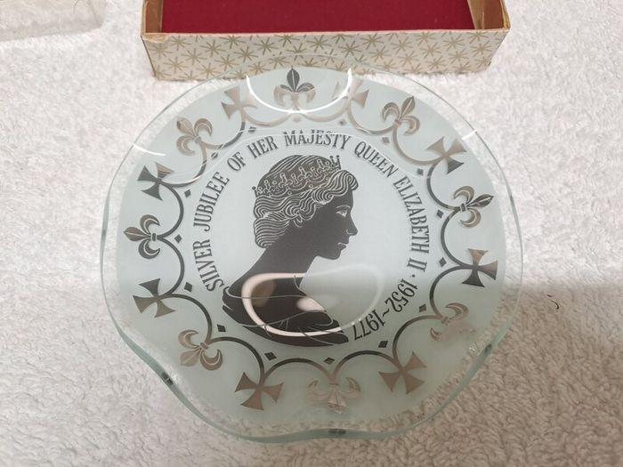 Vintage Queen Elizabeth Silver jubilee pin dish