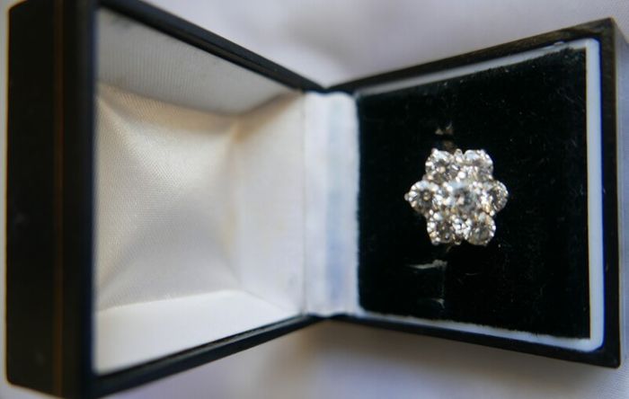 Vintage 9Ct Solid Gold 375 Beautiful Cubic Zirconia Ring 3,99g