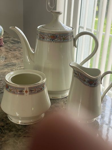 Bud let teapot milk and sugar