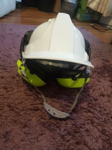 Builder 's helmet ,with ear defenders