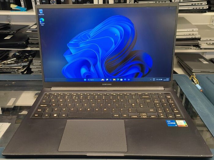 SAMSUNG Galaxy Book2 Laptop, Ultrafino, 15.6 inch FHD LED, 12th Gen Intel Core i5, Intel Iris Xe, RAM 8GB , 256GB NVMe SSD, Windows 11 Home