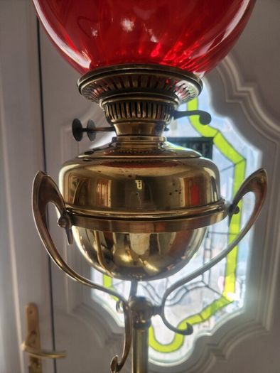 Beautiful heavy brass telescopic working oil lamp.