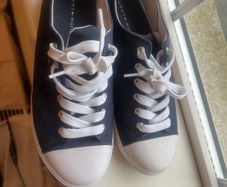 Tommy Hilfiger sneakers size 6
