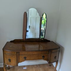 Bedroom vanity