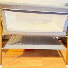 crib with cot barely used looks like new.no damage .