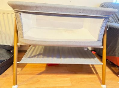 crib with cot barely used looks like new.no damage .