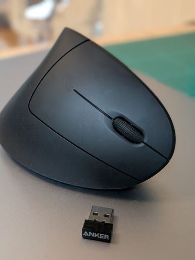Vertical wireless mouse ergonomic