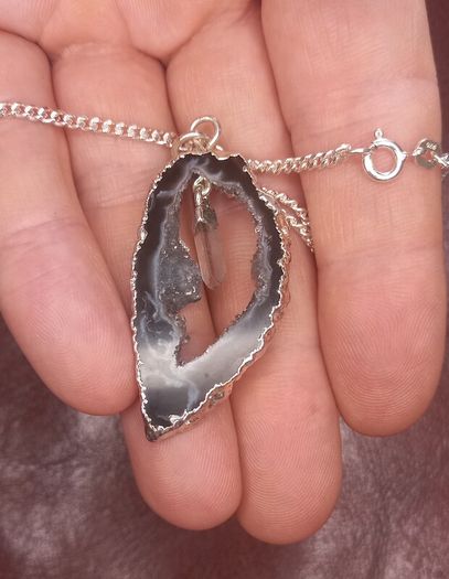 Vintage jewelry is sold individually for 5 to 10 euros