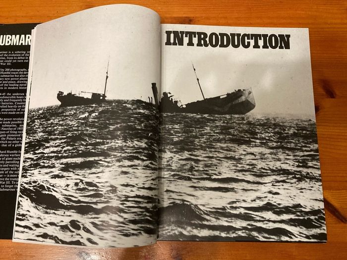 War book 'Submarines.The Illustrated History'