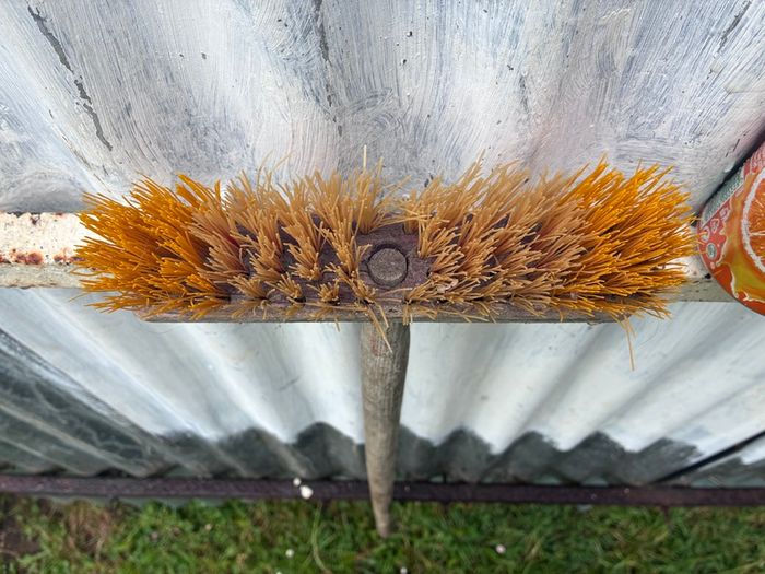 Deck/patio brush