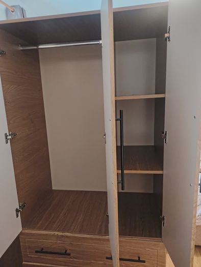 Bedroom furniture set