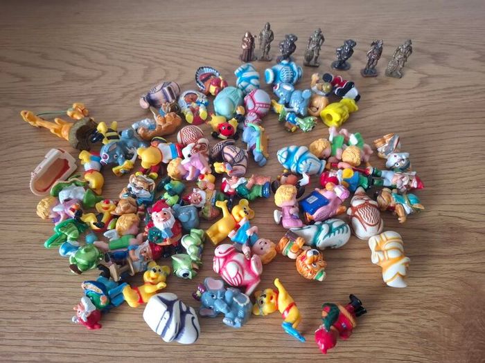 Old Kinders toys   lot