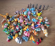 Old Kinders toys   lot