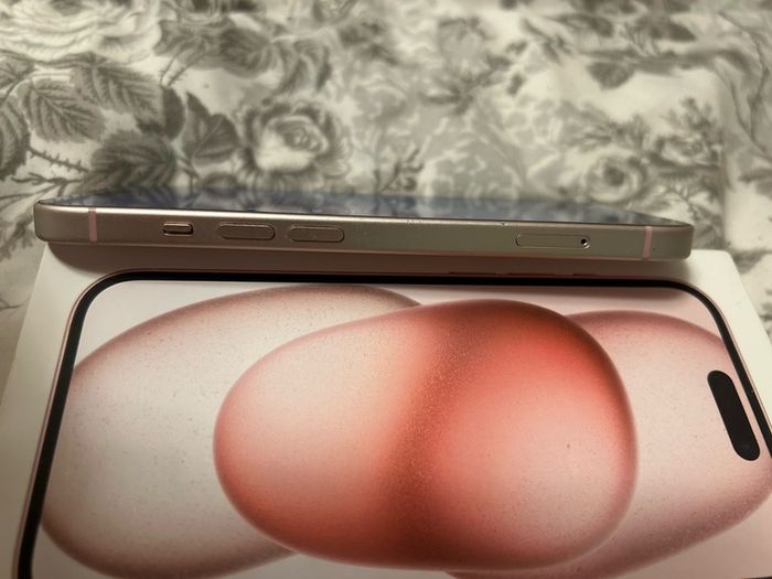 MINT  IPhone 15 Rose gold