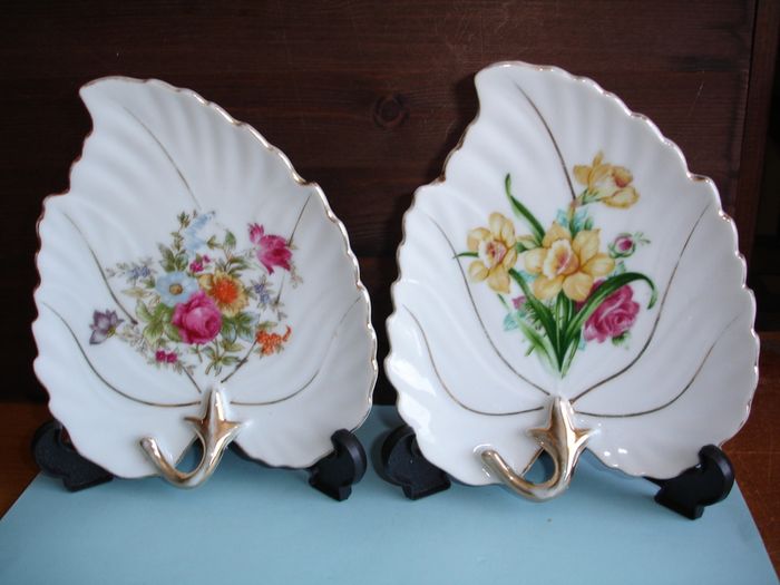 Two Vintage Trinket Dish  Leaf  Shape Plates  Japan ca 1900s