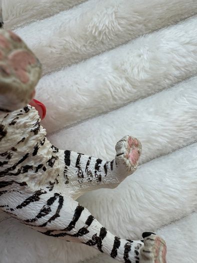 Schleich Wildlife White Tiger Figure 14731 Dirty Please look at the pictures