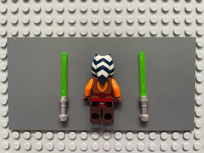 lego Star Wars sw0452 Ahsoka Tano (Padawan) minifigure- Reddish Brown Backless Vest with Necklace and Belt