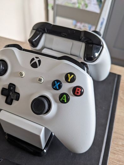 2 Xbox One controllers with charging station