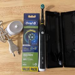 Braun Oral B Professional Care Electric Toothbrush & Brand New Heads