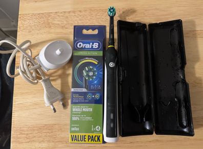 Braun Oral B Professional Care Electric Toothbrush & Brand New Heads