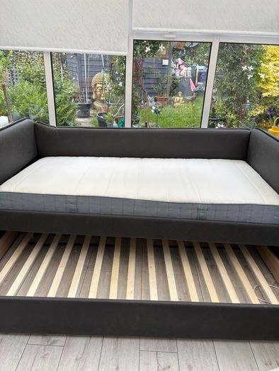 Day Bed with pull out bed underneath