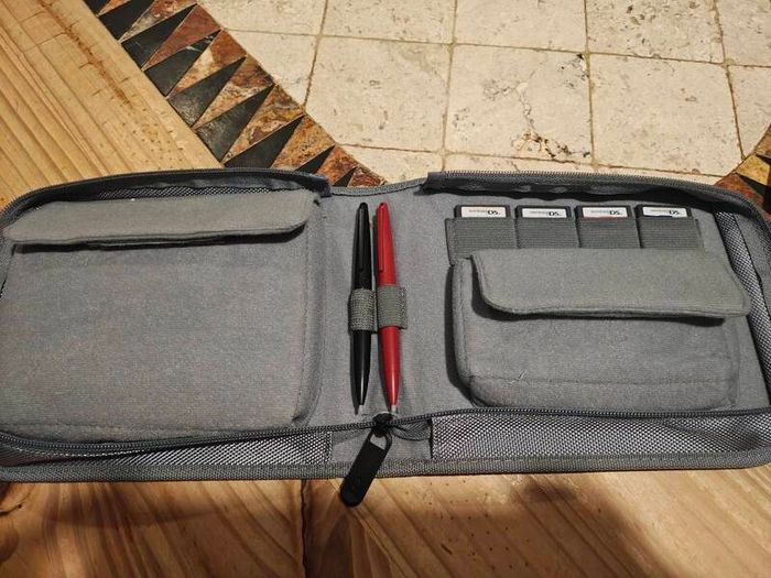 Nintendo 3ds xl with 24  games and pouch and pens