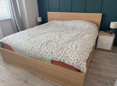 Bedroom set (bed + bedside tables + chest of drawers)