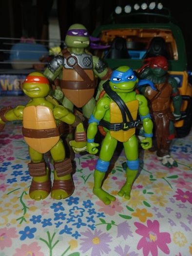 Teenage Mutant Ninja figure  Playset and figures (Please Read)