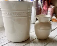 le creuset. Utensil holder and 700ml jug