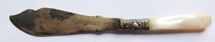 Vintage Sheffield butter or fish knives, two knives have white mother-of-pearl handles