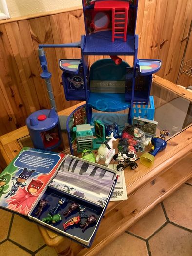 PJMasks Mission Control HQ plus Busy book/Figured& PJMasks smallHQ