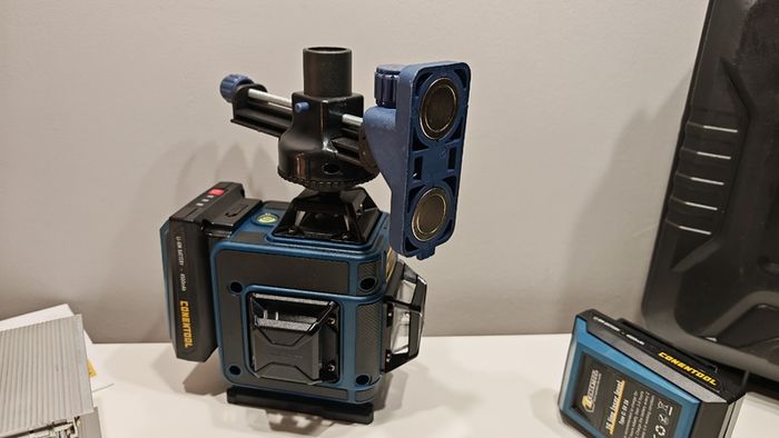 360 x 4D 16 Line Green Laser Level with case, 2x Battery, mini tripod.