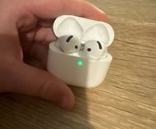 AirPod 4s