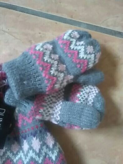 BNWT Hat + Mittens Matching Set
