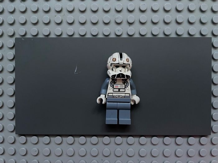 lego Star Wars sw0525 Clone Trooper V-wing Pilot (Phase 2) minifigure- Light Bluish Gray Arms and Legs, White Head