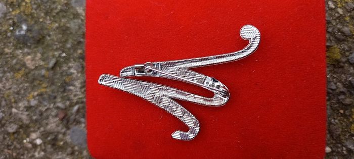 Vintage jewelry is sold individually for 5 to 10 euros