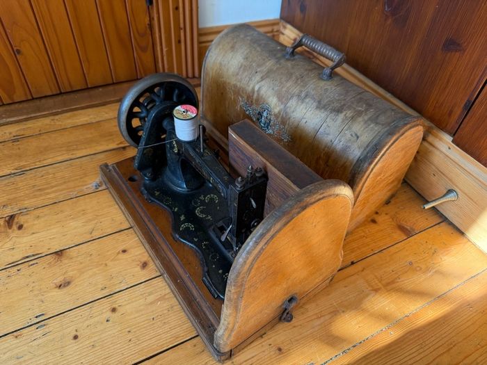 Singer sewing machine - vintage for film set or pub memorabilia