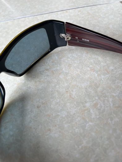 Vintage Guess sunglasses with Olive Green frame & redish Tempkearm