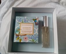 Irish Botanicals Candle & 30 ml bottle of Perfume gift set