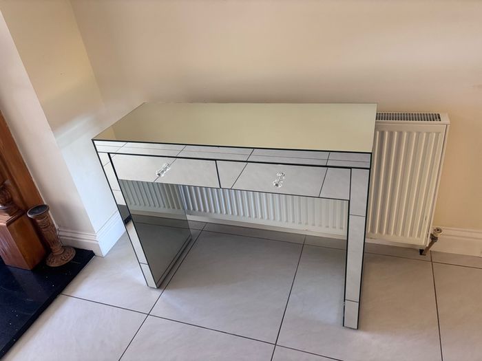 Mirror console/makeup table