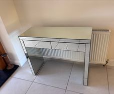 Mirror console/makeup table
