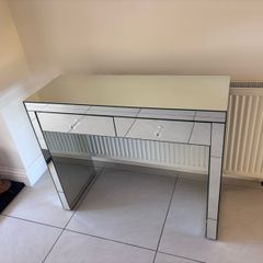 Mirror console/makeup table