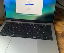 MacBook M2 Max 32gb 1TB 97% battery Spotless